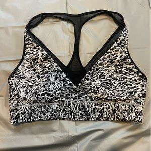 Black and white lululemon sports bra
